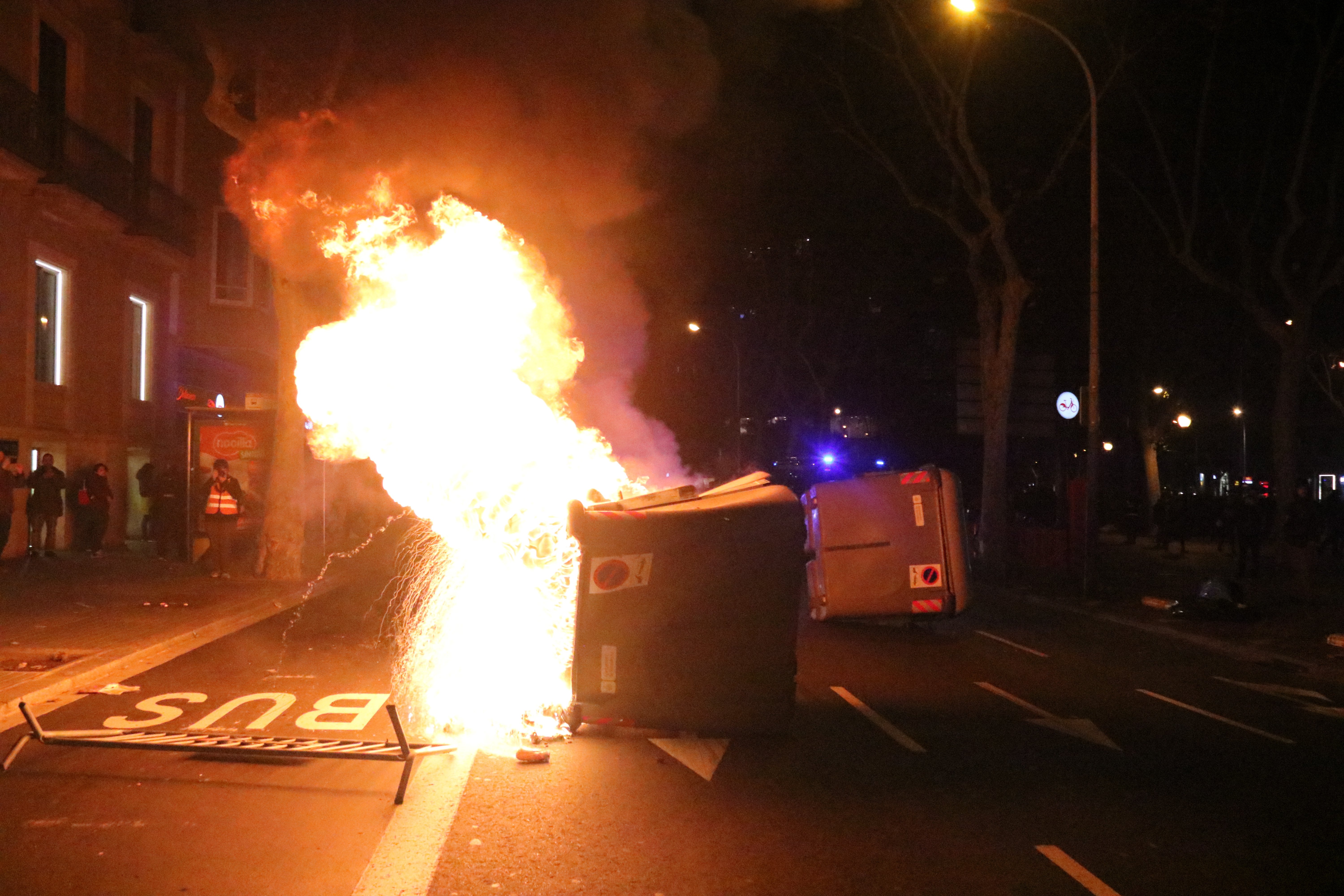 Cremen contenidors en resposta a la retirada de l'escó a Torra