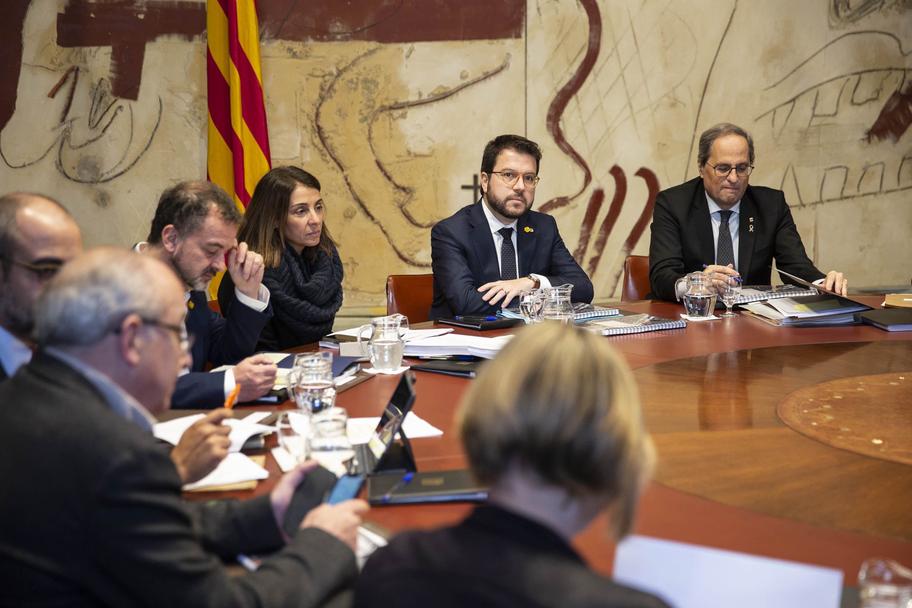 La agencia alemana analiza la crisis del Govern catalán y precisa el detonante