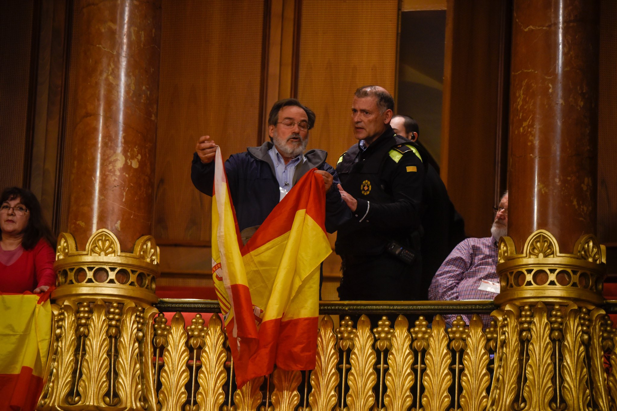 Interrumpe el pleno al grito de "somos españoles" y acaba expulsado por Colau