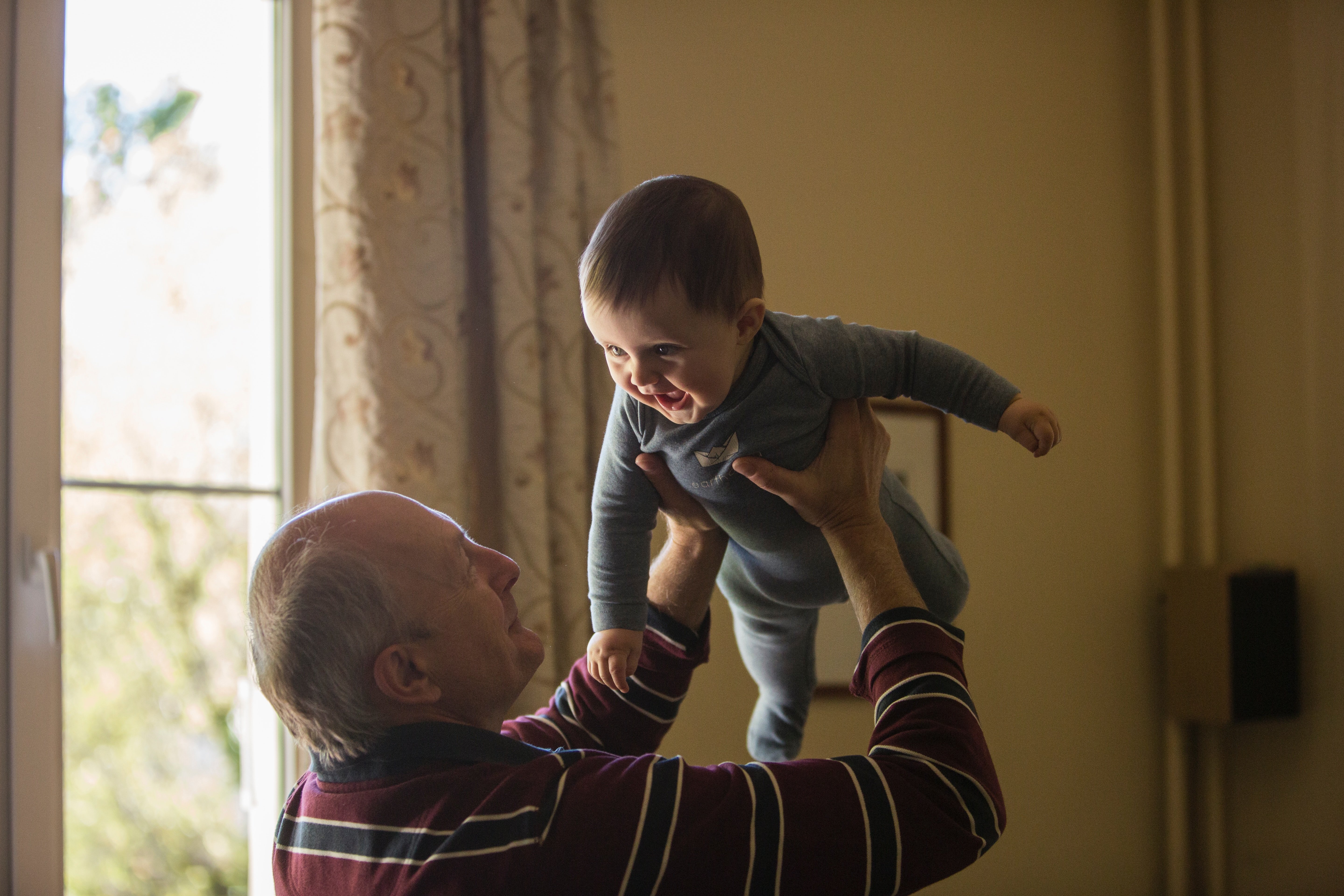 ¿Los abuelos tendrían que cobrar por el cuidado diario de los nietos?