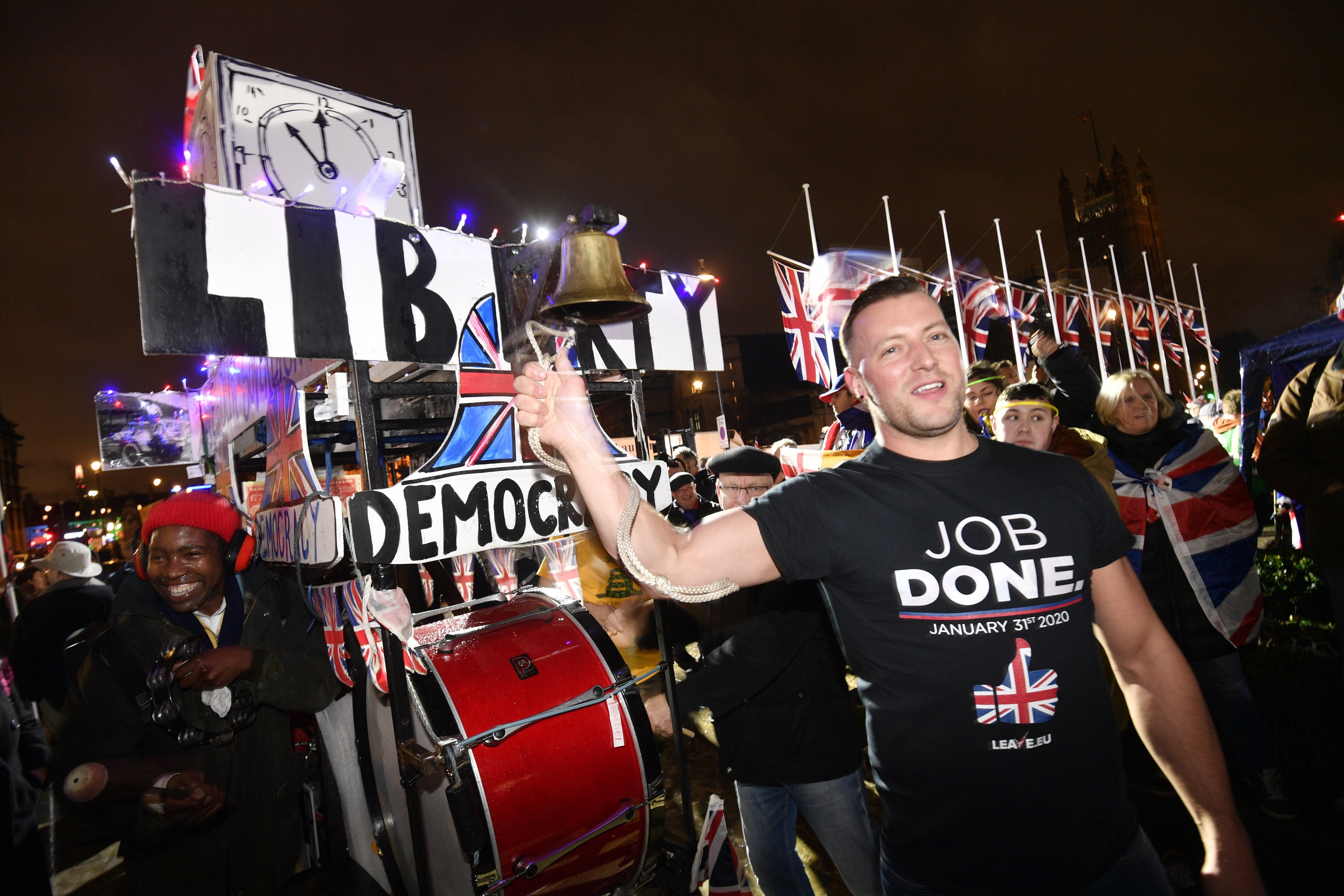 Una fiesta multitudinaria y sobrias vigilias en las últimas horas del Brexit