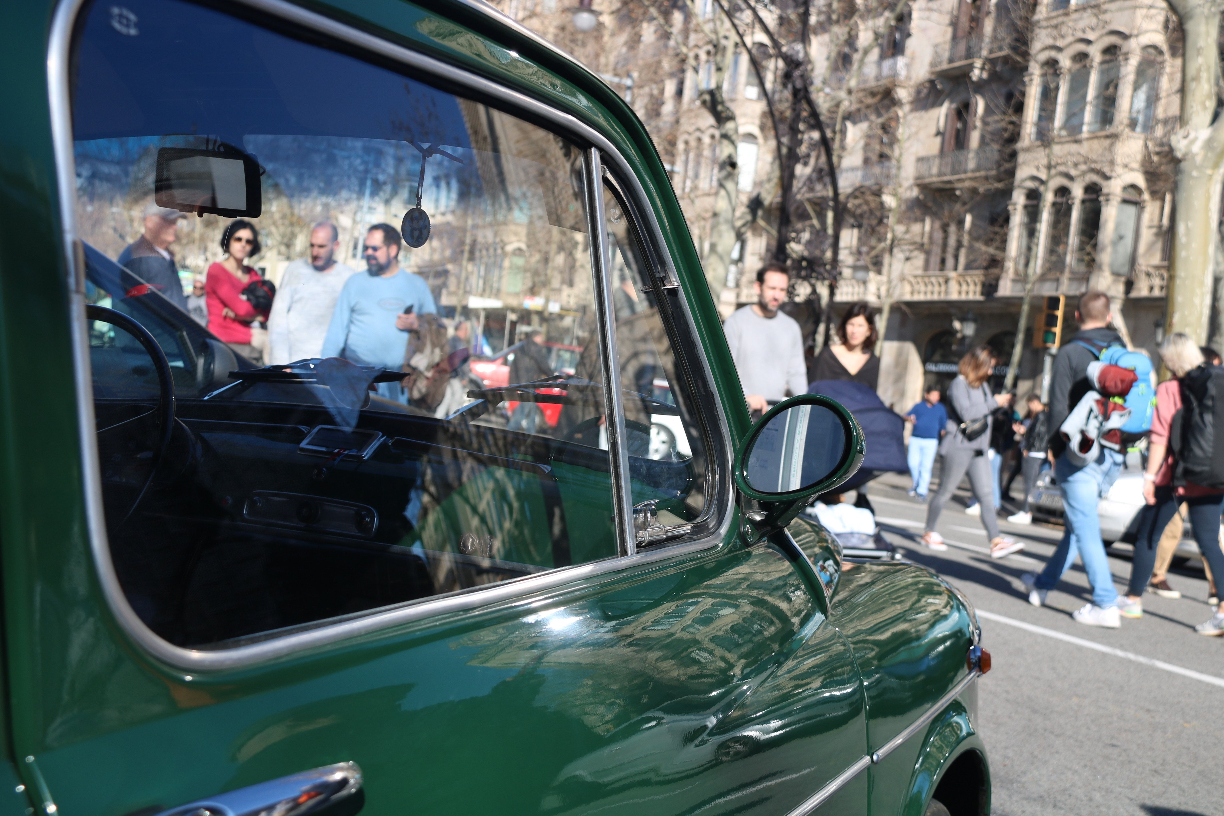 Cerca de 1.800 vehículos antiguos ocupan paseo de Gràcia contra la ZBE