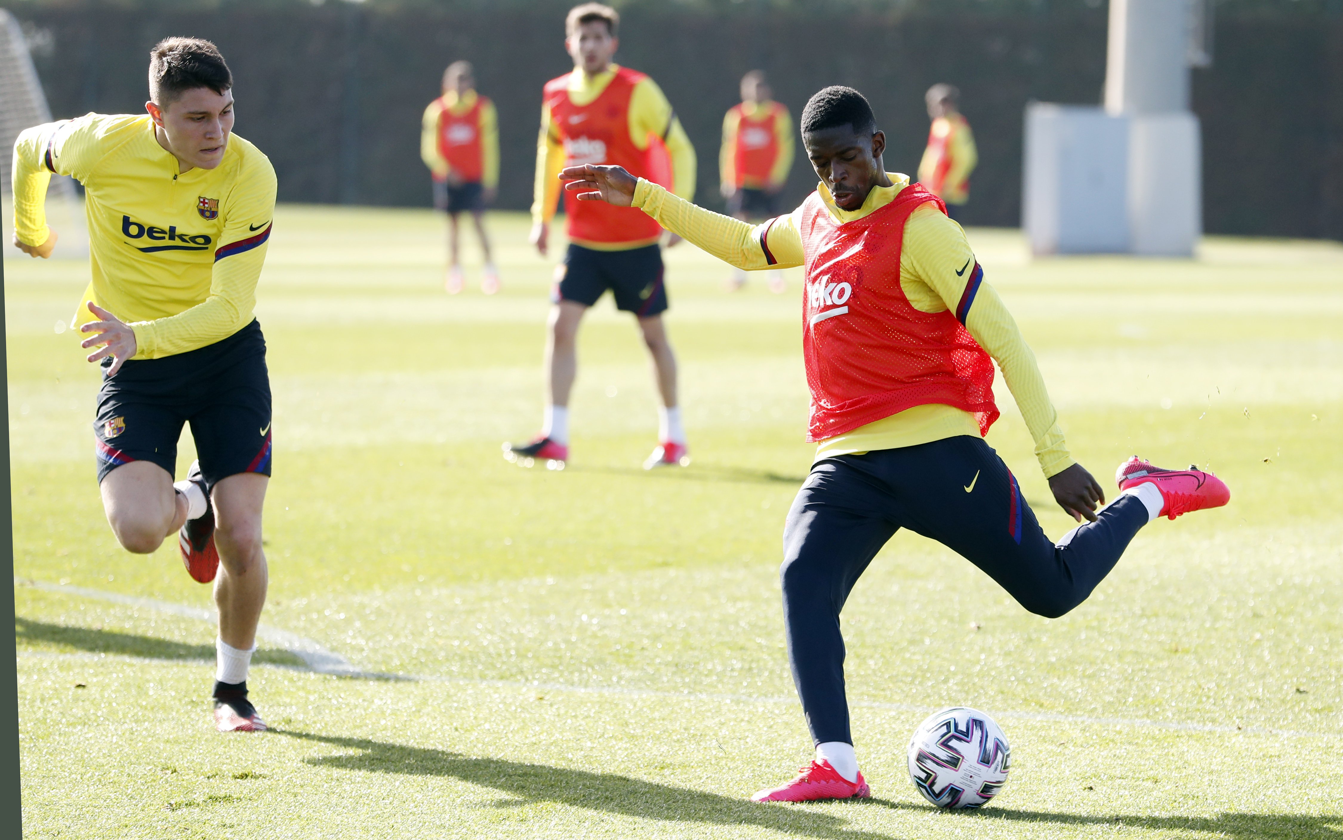 Pas enrere per a Dembélé: es retira de l'entrenament per unes molèsties