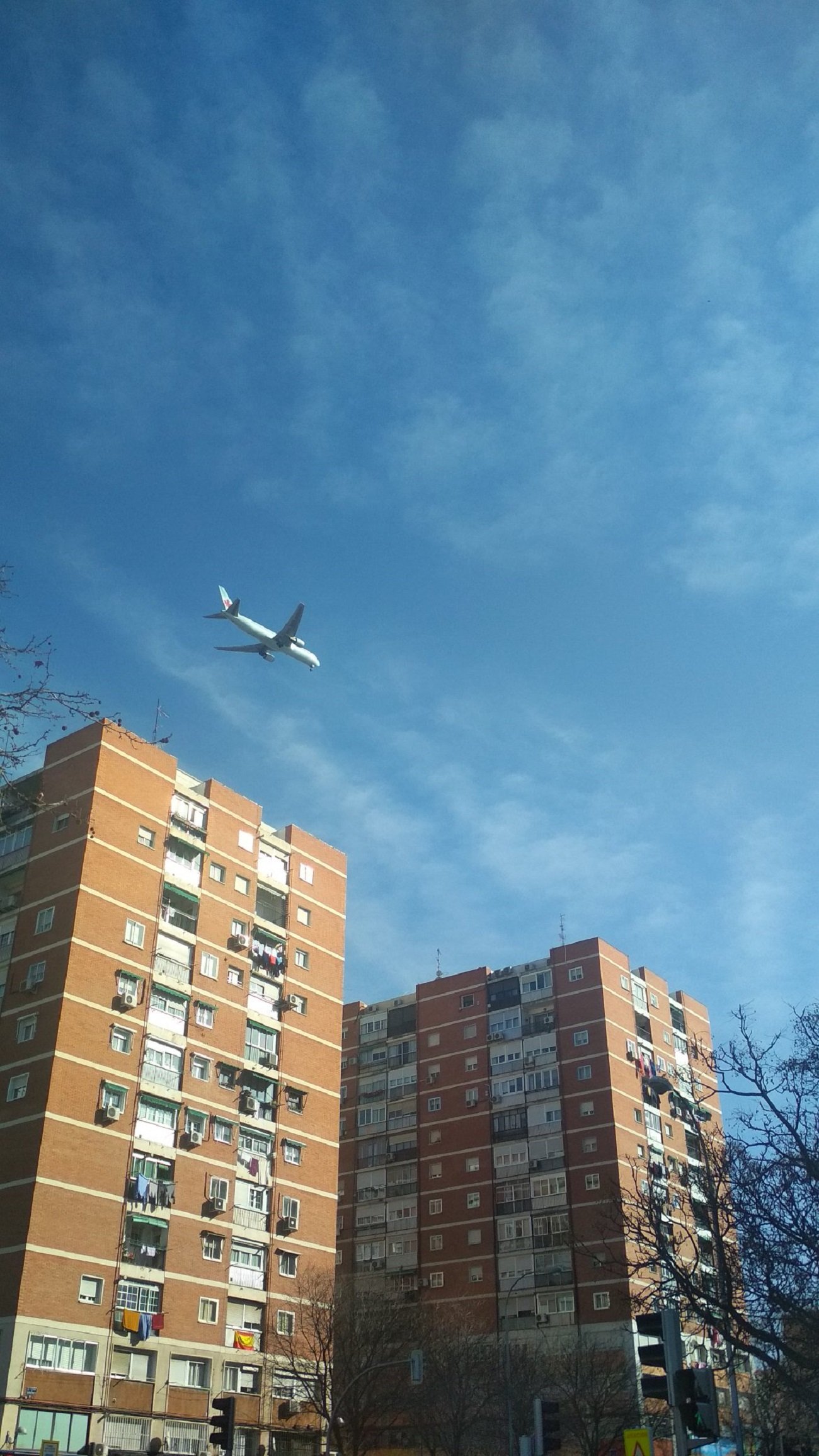 VÍDEO | Un avió amb 130 passatgers prova d'aterrar a Madrid sense una roda