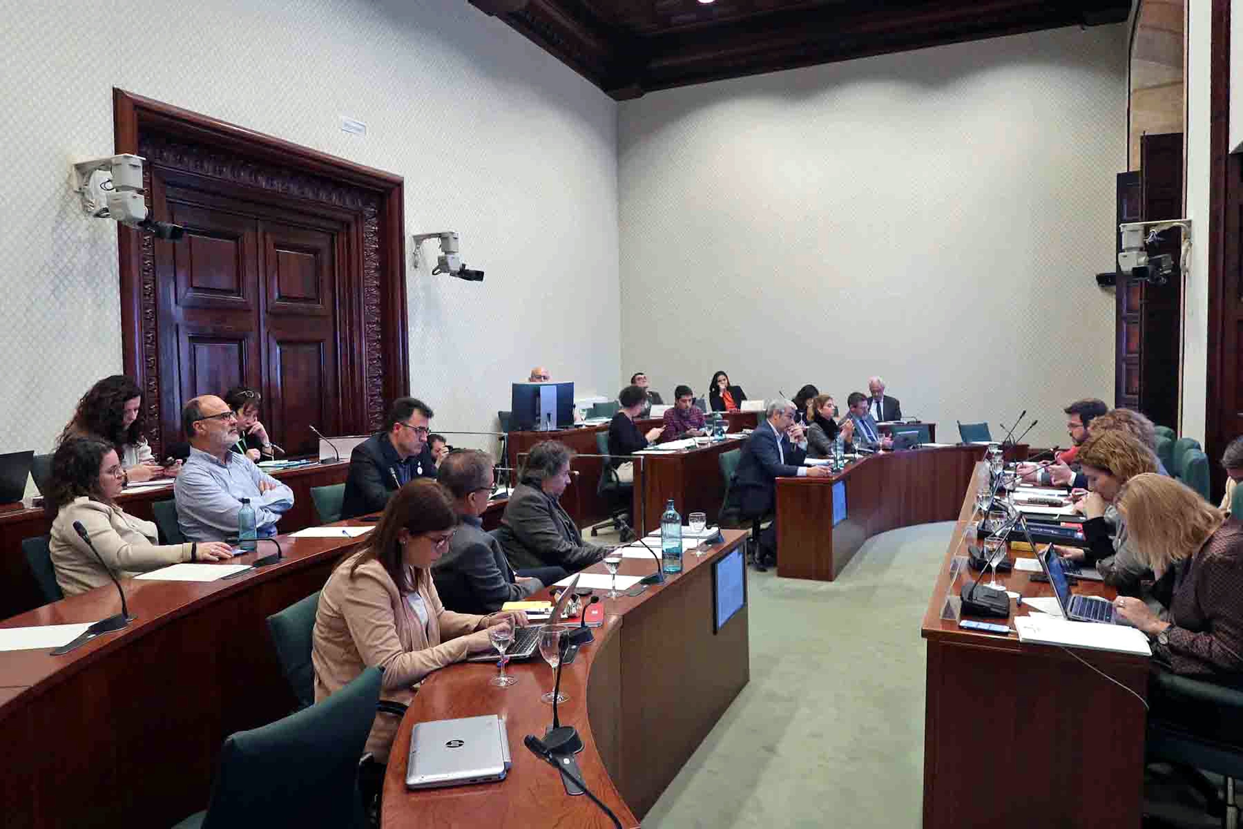 L'oposició en bloc tomba la llei Aragonès, que no arribarà al ple