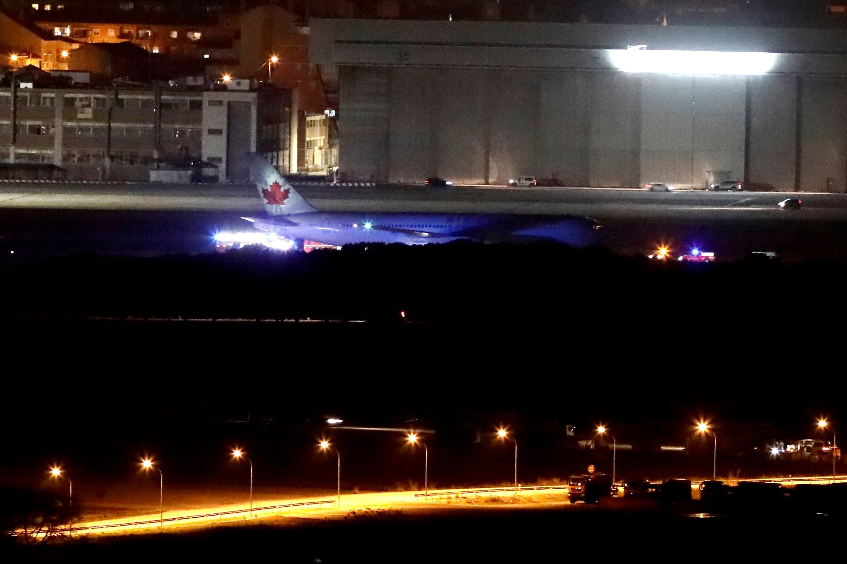 VÍDEO | Así ha aterrizado el avión de Air Canada sin una rueda
