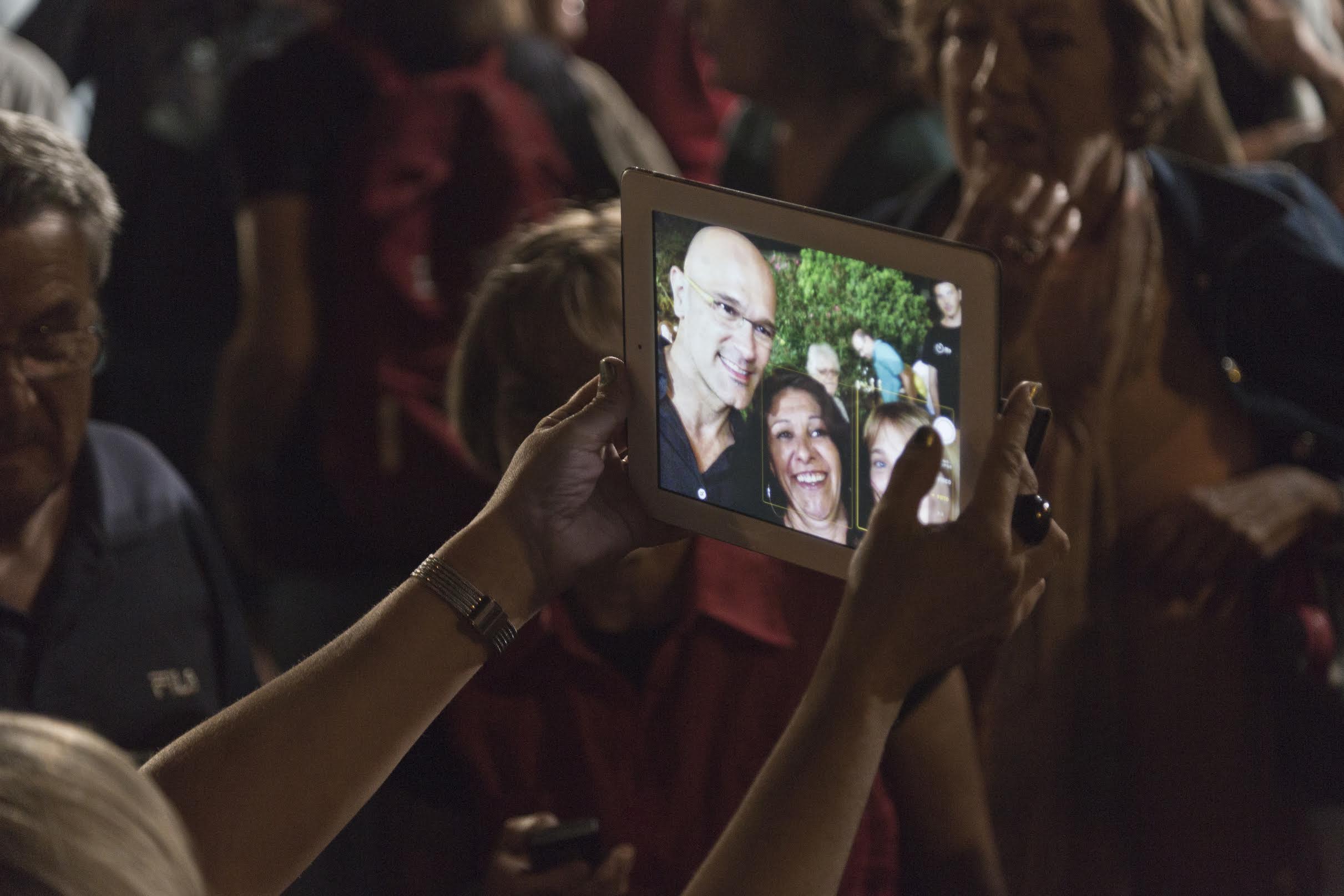 Badalona / 16-09-15 / Raul Romeva es fa un "selfie" amb simpatitzants de Junts Pel Sí al final d'un acte de campanya a Badalona. / foto: Sergi Alcazar Badia