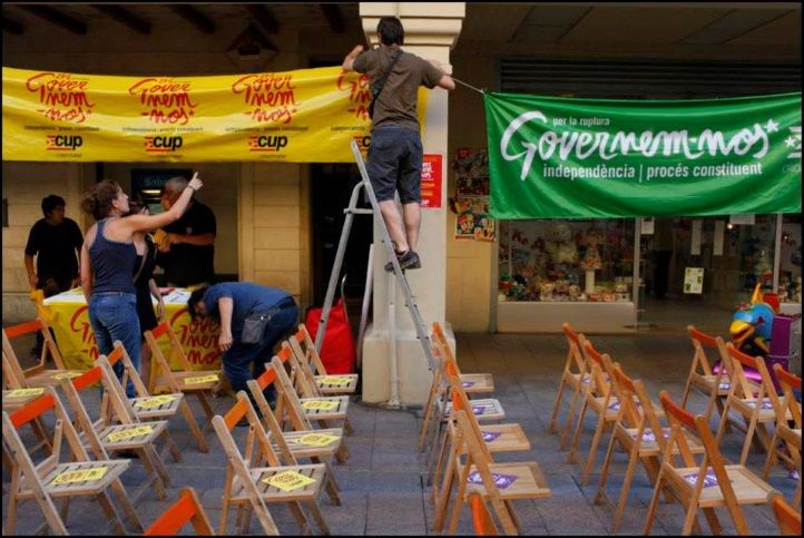 Membres de la CUP preparen un míting a Vilafranca del Penedès (Foto: CUP)