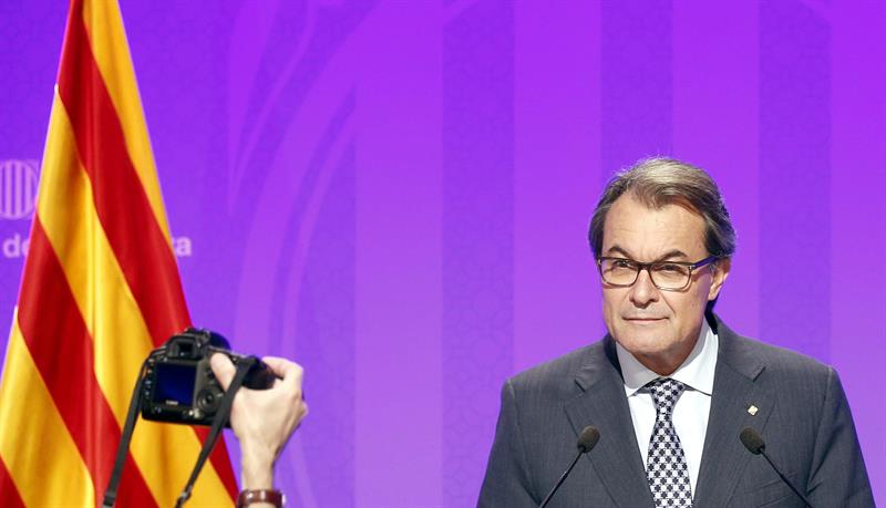 Artur Mas després de firmar la convocatòria del ple de constitució del Parlament / EFE