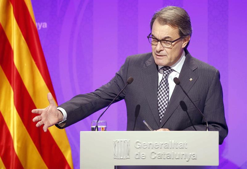 El president de la Generalitat, Artur Mas després de firmar el decret de constitució del nou Parlament / EFE