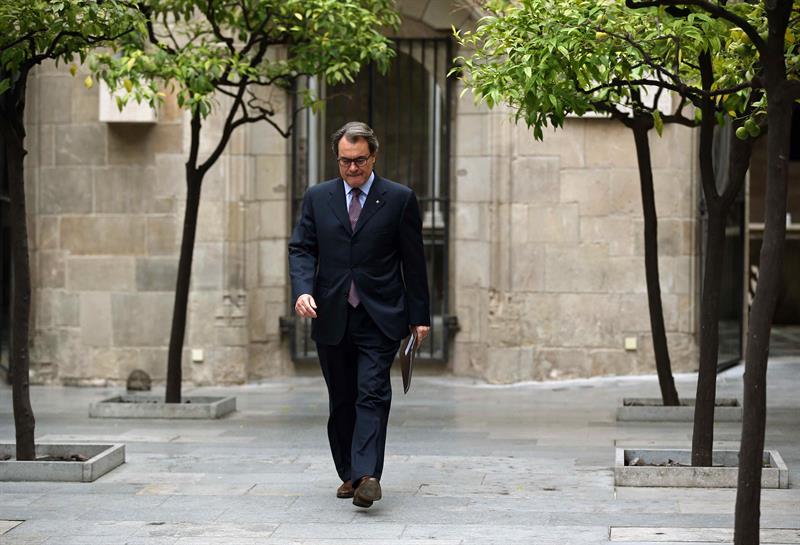 El president Mas dirigiéndose ayer a la reunión del Consell Executiu / EFE