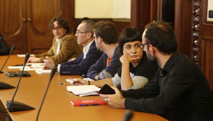 Gabriel i Salellas -en primer terme- en la reunió d'ahir dels grups al Parlament / CARLES BADIA