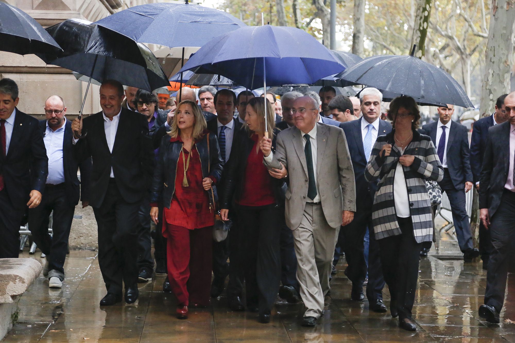 L'exvicepresidenta Ortega dirigint-se al tribunal amb la seva Succesora, Neus Munté, i altres consellers / CARLES BADIA