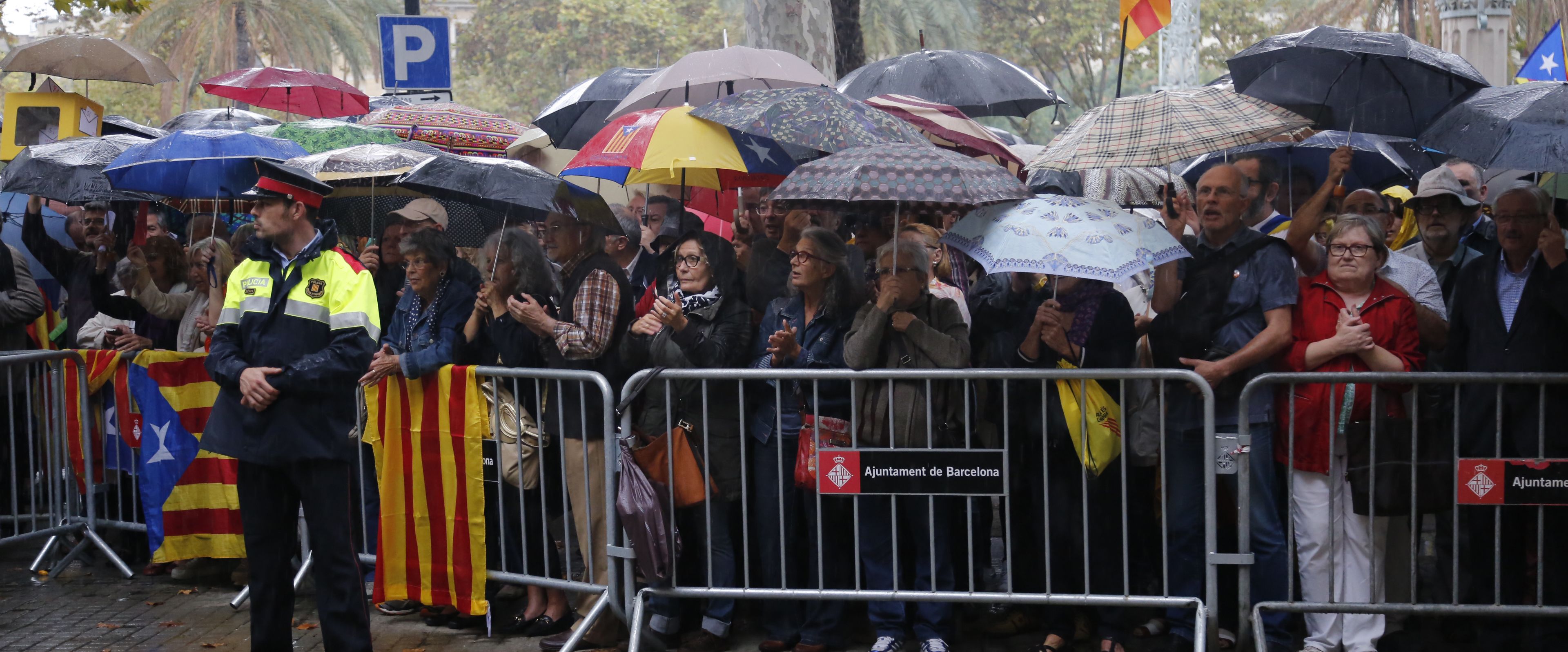 Una imagen de los concentrados delante del TSJC en apoyo|soporte de Ortega i Rigau / CARLES BAHÍA