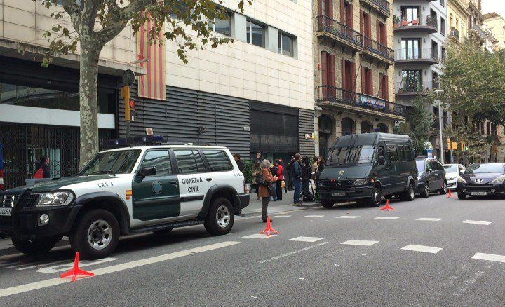 Vehicles de la Guàrdia Civil davant la seu nacional de CDC / Q.S.