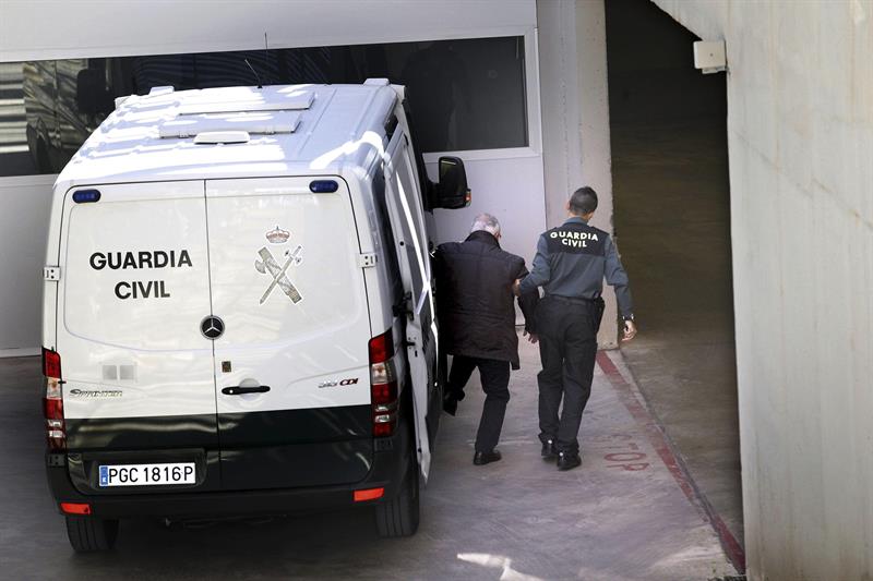 Andreu Viloca, tesorero de CDC, conducido en los juzgados de Tarragona / EFE