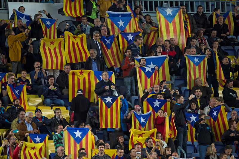 Esteladas desplegadas en las gradas del Camp Nou / EFE