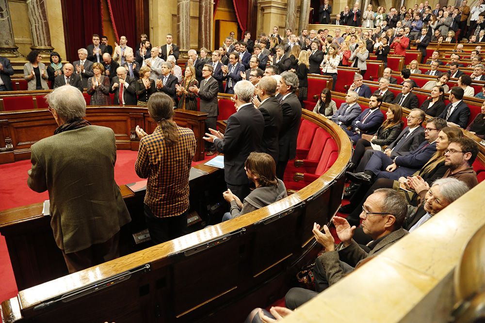 Barcelona / Parlament / 26-10-15 / Diputats i part de Govern a l'hemiscicle del Parlament durant el al plè de la Constitucio del Parlament. / Foto: Sergi Alcazar Badia