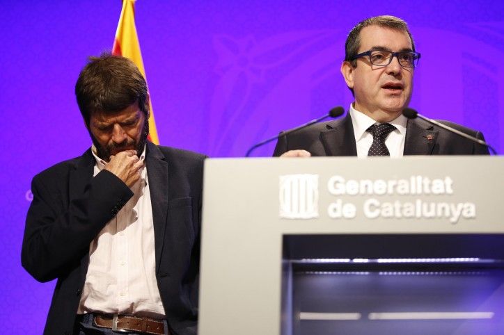 Albert Batlle, director general de la Policía y Jordi Jané, conseller d'interior, este Sábado en la Generalitat / Sergi Alcàzar