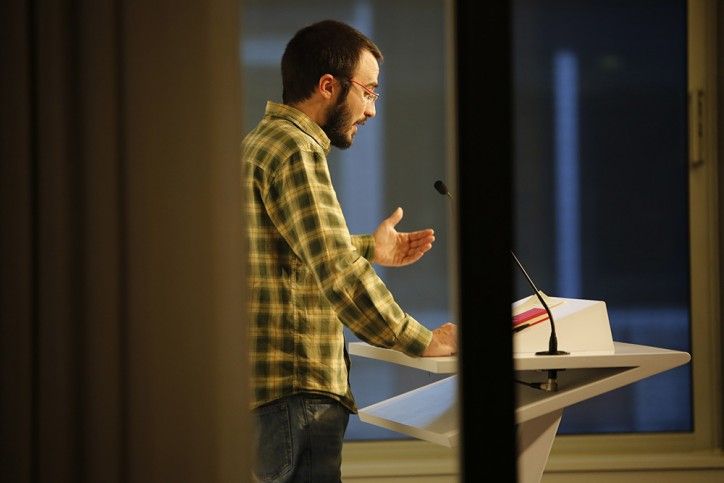 Barcelona / Parlament de Catalunya / 24-11-15 / Albert botran al faristol del parlament durant una roda de premsa. / Foto: Sergi Alcàzar Badia