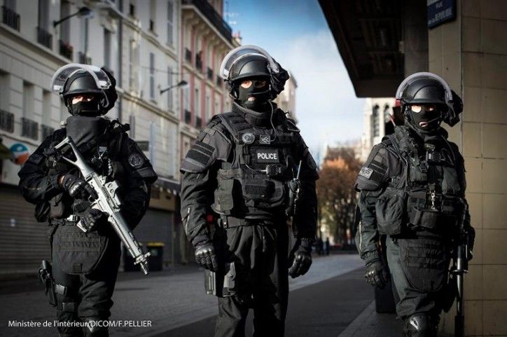 Agents antiterroristes de la policia francesa desplegats a Saint-Denis, a París / EFE