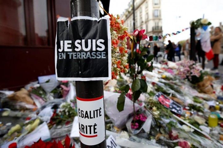 Homenatge a les víctimes dels atemptats gihadistes de París davant del resturant Le Carillon / EFE