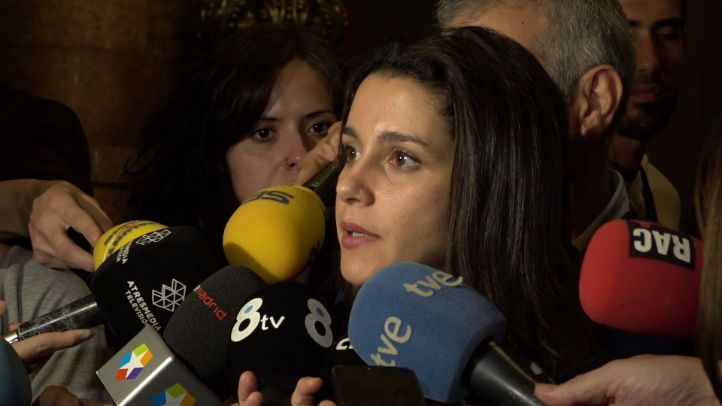 Inés Arrimadas atiende los medios después de la reunión de presidentes de grupo / PC
