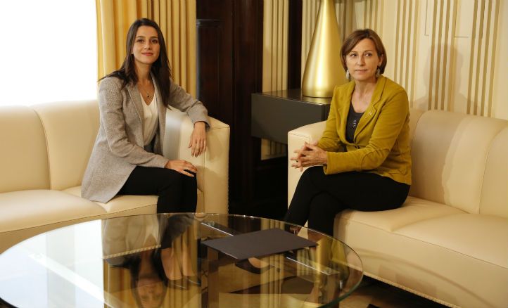 Inés Arrimadas i Carme Forcadell s'han trobat en un ambient inicialment tens / Carles Badia