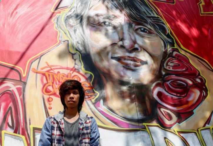 El artista birmano Arkar Kyaw junto a un grafiti de la premio Nobel Aung San Suu Kyi / EFE