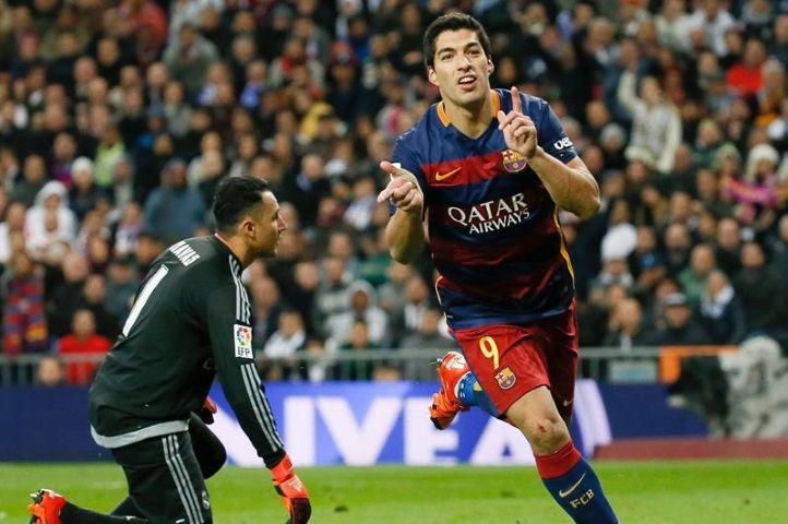 Suárez celebra uno de los dos goles/EFE