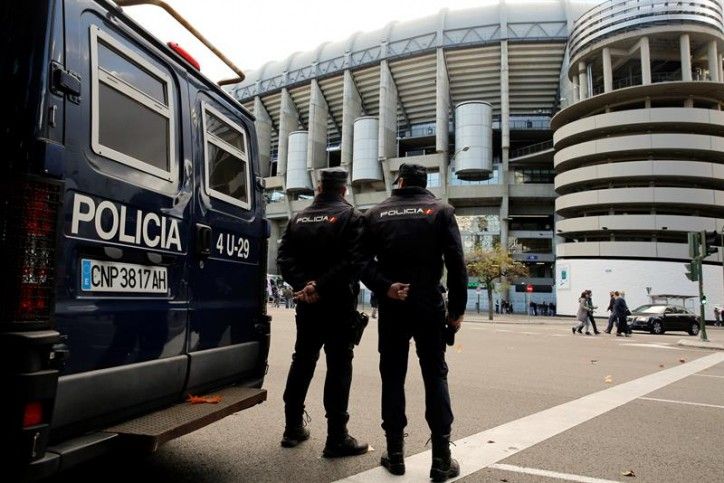 Efectivos del Cuerpo Nacional de Policía en las inmediaciones del Santiago Bernabeu / EFE