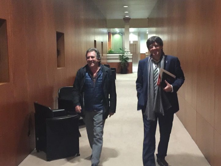 Pep Andreu i Carles Puigdemont, de l'AMI, en sortir de la reunió. /QS