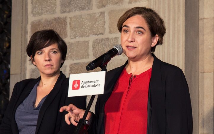Ada Colau i Laia Ortiz, en un acte/AB