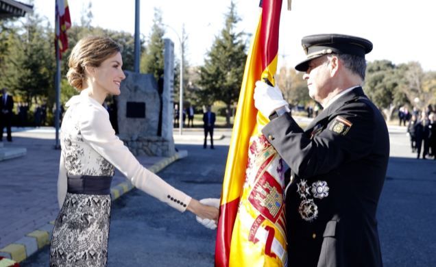 reina_entrega_bandera_policía_20151110_06