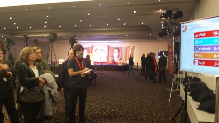Simpatitzants de Ciutadans miren el resultat dels sondejos a TVE / Pilar Carracelas