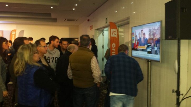 Militantes de Ciudadanos siguen la noche electoral en Barcelona, con decepción / Pilar Carracelas