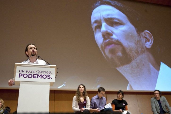 GRA369. CÁDIZ, 04/12/2015.- El líder de Podemos, Pablo Iglesias, durante su intervención en un acto electoral de su partido celebrado hoy en en el Palacio de Congresos de Cádiz. EFE/Román Ríos