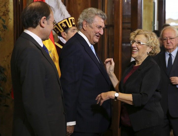 GRA072 MADRID, 06/12/2015.- Los presidentes del Senado, Pío García Escudero (i) y del Congreso, Jesús Posada (c), saludan a la alcaldesa de Madrid, Manuela Carmena, a su llegada a la recepción celebrada en la Cámara Baja con motivo del XXXVII aniversario de la Constitución. EFE/Ballesteros