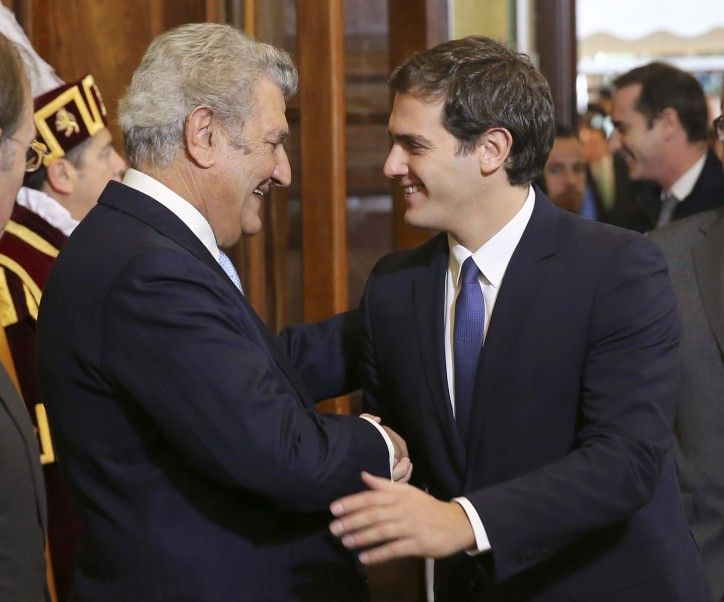 GRA137 MADRID, 06/12/2015.- El presidente del Congreso, Jesús Posada (i), saluda al líder de Ciudadanos y candidato a la Presidencia del Gobierno, Albert Rivera, a su llegada a la recepción celebrada en la Cámara Baja con motivo del XXXVII aniversario de la Constitución. EFE/Ballesteros