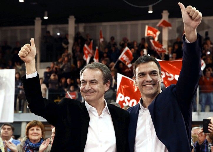 GRA323. GIJÓN, 10/12/2015.- El secretario general del PSOE y candidato a presidente del Gobierno, Pedro Sánchez (d), junto al expresidente del Ejecutivo, José Luis Rodríguez Zapatero (i), durante un mitin celebrado hoy en Gijón. EFE/J.L.Cereijido