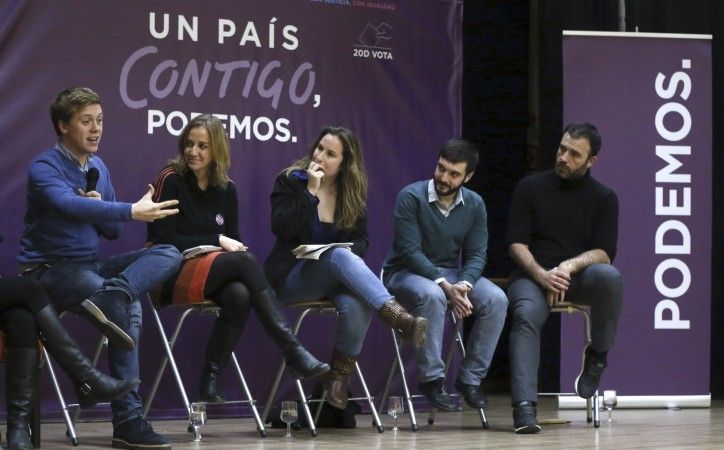 GRA429. MADRID, 17/12/2015.- El analista político británico Owen Jones (i), interviene durante el acto organizado por Podemos 