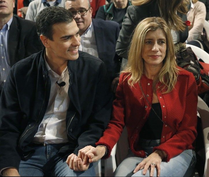 GRA550. FUENLABRADA (MADRID). 18/12/2015.- El candidato miedo el PSOE en la presidencia del Gobierno, Pedro Sánchez, y su esposa Begoña Gómez, durante el acto electoral de cierre de campaña que los socialistas celebran esta noche Fuenlabrada. EFE/Zipi