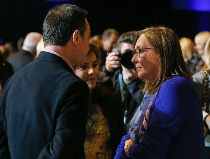 GRA584. MADRID. 18/12/2015.- La esposa de Mariano Rajoy, Elvira Fernández (d), charla cono la vicepresidenta del Gobierno Soraya Sáenz de Santamaría (c), durante el acto electoral de cierre de campaña que los populares celebran esta noche en Madrid. EFE/JuanJo Martín.