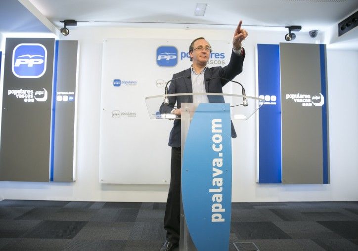 GRA354. VITORIA, 22/12/2015.- El ministro de Sanidad y presidente del PP del País Vasco, Alfonso Alonso, explica hoy en rueda de prensa en Vitoria el contenido de la reunión de la Junta Directiva regional que ha analizado los resultados electorales de su partido en Euskadi. EFE/David Aguilar