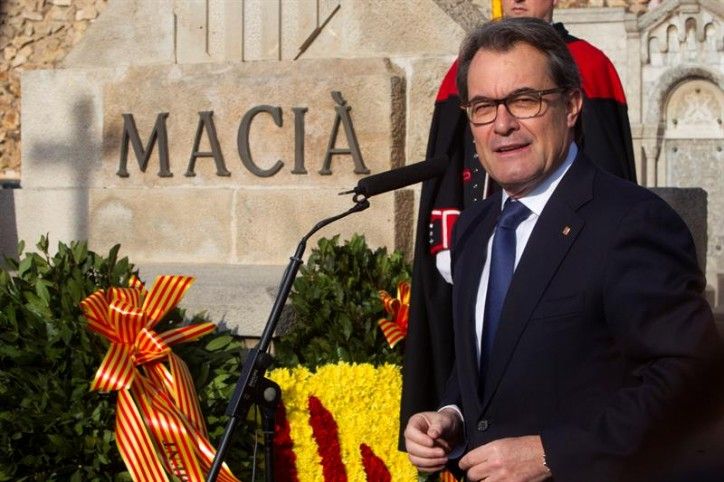 Artur Mas davant de la tomba de Francesc Macià en Montjuïc / EFE