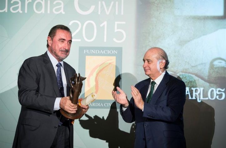 Jorge Fernández entrega un premi de la Guàrdia Civil al locutor Carlos Herrera / EFE