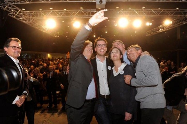 Mas observa a Homs y los candidatos de DiL por Lleida en el acto de hoy / EFE