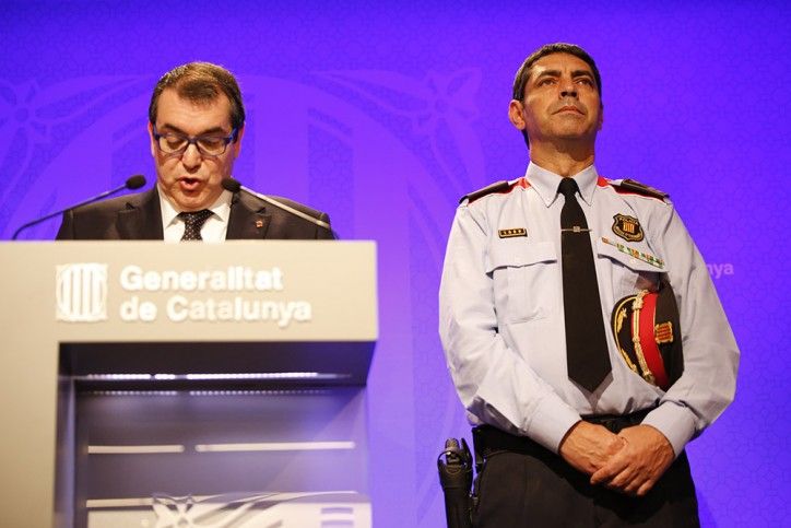 El Conseller d'interior, Jordi Jané amb Josep Lluís Trapero, comisari en cap dels Mossos d'Esquadra durant una roda de premsa a la Generalitat / Sergi Alcàzar