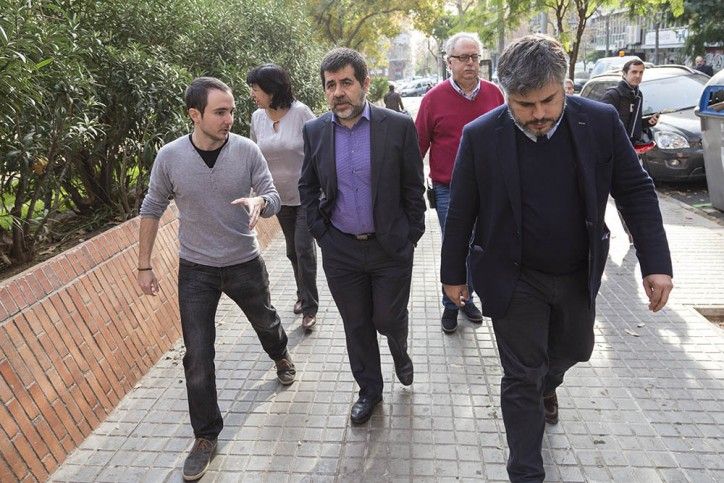 Jordi Sàcnhez i altres membres de l'ANC, ahir / SERGI ALCÀZAR