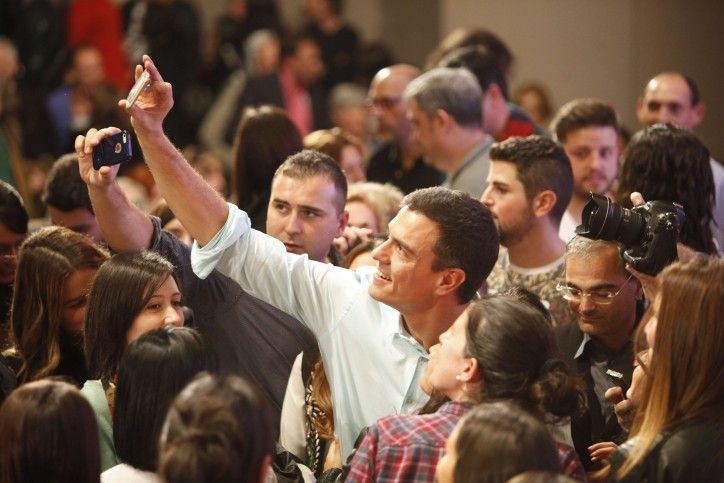 GRA127 A CORUÑA, 08/12/2015.- El secretario general del PSOE y candidato a la Presidencia del Gobierno, Pedro Sánchez, se fotografía junto a simpatizantes durante el mitin celebrado en A Coruña. EFE/Cabalar